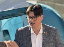 UGLJEŠA MRDIĆ TREĆI DAN ŠTRAJKUJE GLAĐU Traži hapšenje bivših zvaničnika Infrastruktura železnice Srbije