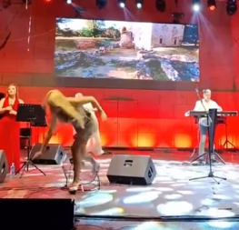 NEVIĐENA DRAMA NA NASTUPU NAŠE PEVAČICE Umalo pala sa bine, publika vrištala (VIDEO)