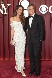 „AMAL, BEŽI KOLIKO TE NOGE NOSE, ON NIJE NORMALAN“ Džordž Kluni priznao kako funkcioniše njegov brak, ljudi poludeli!