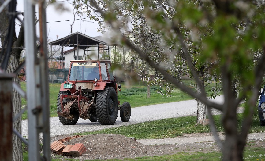 TRAKTOR UDARIO DETE (6) Teška nesreća u Beogradu