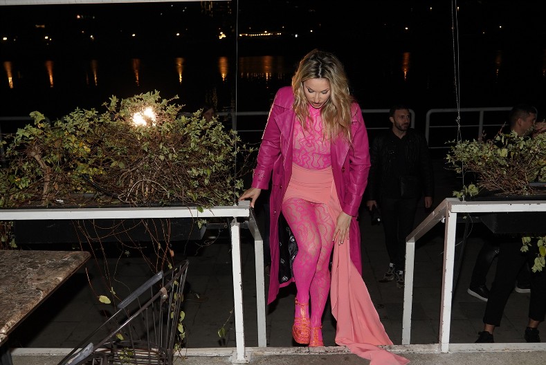 RADU MANOJLOVIĆ UJELA ŽENA Pevačici cela ruka poplavela: "Došla je da me zagrli..."