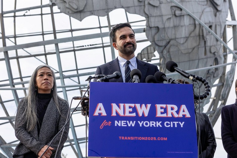 GRADONAČELNIK NJUJORKA POKAZUJE ALBANSKOG ORLA! Skandalozan gest Zohrana Mamdanija, podržava "veliku Albaniju"!