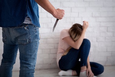 HOROR U ENGLESKOJ! PRIŠAO JE ŽENI NA ULICI, IMAO JE NOŽ... Žrtva je u kritičnom stanju, ovaj deo tela teško je povređen