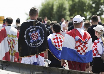 USTAŠE OPET PRETE "OVO JE SAMO POČETAK, IMA NAS DOVOLJNO" Uz nacistički pozdrav i Tompsonove pesme hiljade njih juče skandiralo OVO