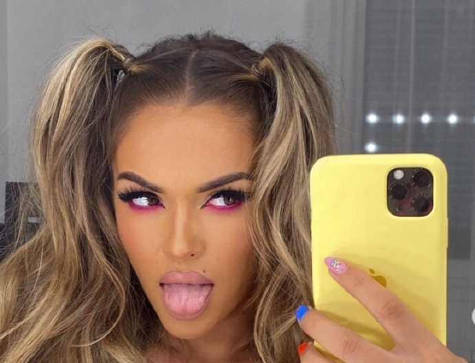 VATRENA TEODORA U KOŽI! Kad je čučnula, mreže su eksplodirale, dekolte samo što ne pukne (FOTO)