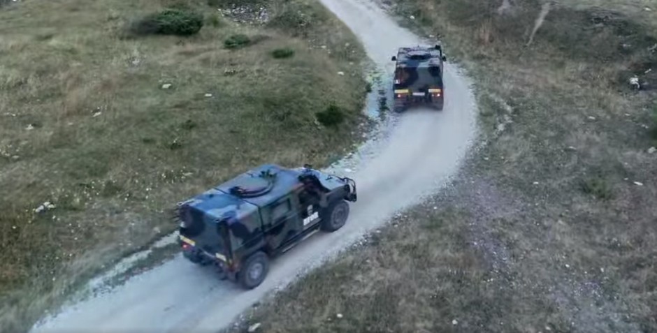 VOZILO KFORA SLETELO SA PUTA I PREVRNULO SE: Povređena trojica američkih vojnika