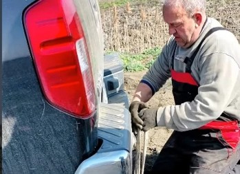 KULTNA SCENA IZ „PORODIČNOG BLAGA“ OŽIVELA U STVARNOM ŽIVOTU! Mislili da su našli ćup sa zlatom, a ono što su izvukli iz zemlje – ŠOKIRALO celu Srbiju! (VIDEO)