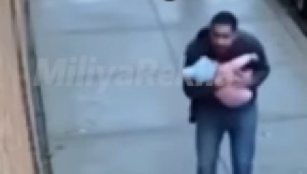 MUŠKARAC ŠETAO ULICOM, A ONDA JE PRIMETIO DA BEBA VISI SA BALKONA Spasio je sigurne smrti, a onda je usledio ŠOKANTAN PREOKRET - ljudi su zgroženi! (VIDEO)