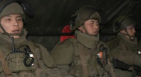 OČI U OČI SA SMRĆU Gledajte kako pevaju vojnici Severne Koreje na putu u borbenu misiju (VIDEO)