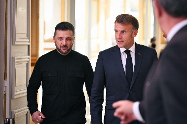 ZELENSKI STIŽE KOD MAKRONA Sastaće se u Parizu