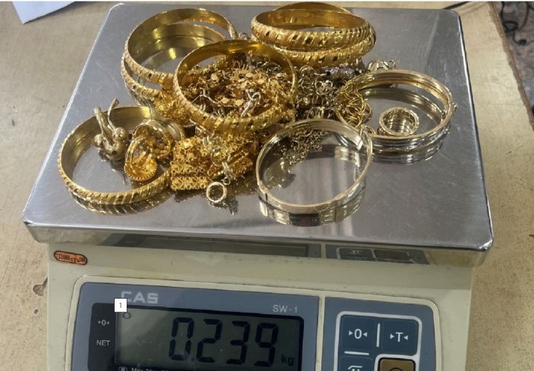 GRADINU NISU PROŠLI U duksericu umotali zlatni nakit