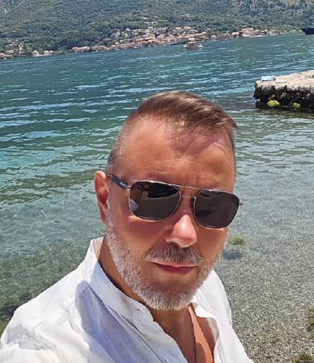 DOBRO DOŠAO U KLUB "POGREŠNO DUGME" Folker slučajno objavio intimnu fotografiju, cela familija imala je šta da vidi, odmah se oglasio i objasnio sve