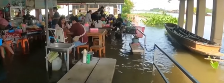 HIT RESTORAN U BANGKOKU Ljudi opušteno jedu dok sede sa nogama u vodi, a ribe plivaju oko njih - lokal je prava atrakcija