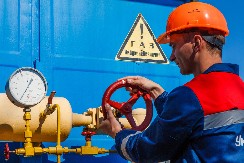 STIŽE AMERIČKI TEČNI GAS Balkanska zemlja potpisala istorijski ugovor o isporuci Ukrajini