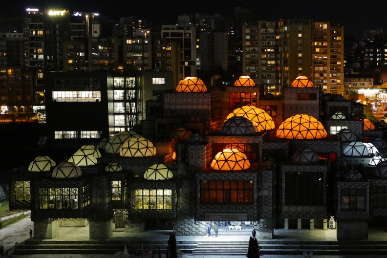 LAŽNA DRŽAVA U KRIZI VEĆ PET GODINA "Institucije degradirane, građani ugroženi"