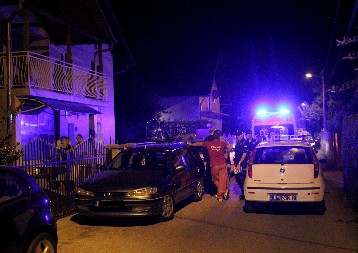 "JUGOM" SE ZAKUCAO U BETONSKU BANDERU, HITNO PREVEZEN U BOLNICU: Ovako izgleda vozilo nakon udesa (VIDEO)