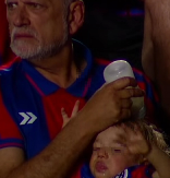 NO, NO, NO! DEDA, ŠTA TO RADIŠ? Hit-scena sa tribina u Argentini: Okupao unuka mlekom