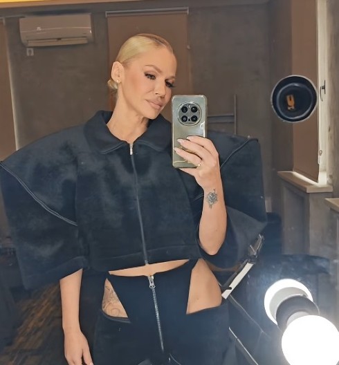 NATAŠA BEKVALAC MAMI NA GREH! Goli bokovi u centru pažnje i "gaće" pantalone, obline na izvol’te (FOTO)