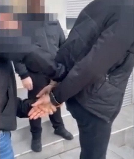 UHAPŠEN ZBOG PRONEVERE Bankar skidao kajmak sa štednih računa klijenata, prisvojio 723.228 evra i 12.694  dolara