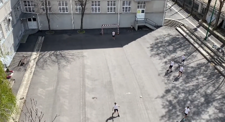 LEDENI TUŠ ZA BLOKADERE Većina đaka Pete beogradske gimnazije glasala - STOP BLOKADI