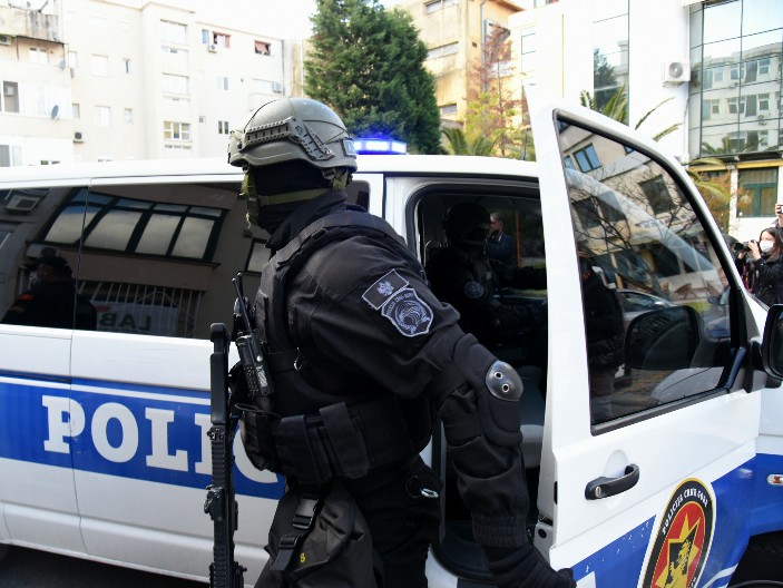 NAMAMILI SRBINA U AUTO OBEĆAVAJUĆI MU POSAO, USLEDIO HOROR Hitno se oglasila crnogorska policija