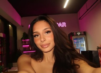 ŠOKIRALA STAJLINGOM ZA POSAO! Go stomak, uske helanke i top koji steže grudi, Nina Đogani pokazala sve na radnom mestu (FOTO)