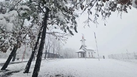 PRVI SNEG NAPADAO PO CRKVI U SRCU SRBIJE Na fotografijama izgleda kao prizor iz bajke