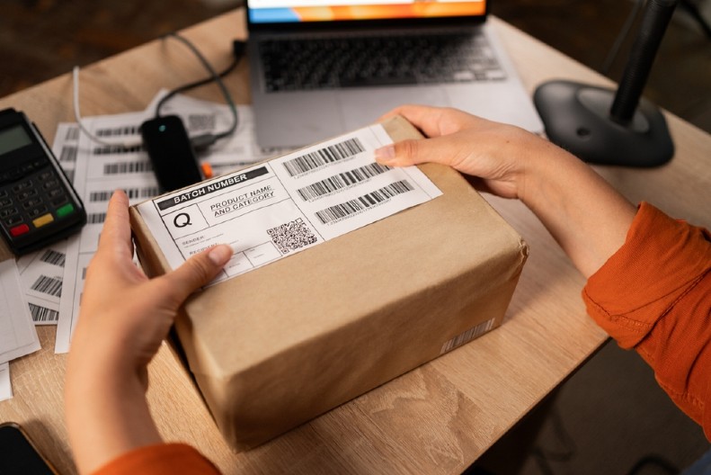 DANIJELA NARUČILA DŽEMPER PREKO INTERNETA Kad je videla u čemu je stigao, umalo PROPALA U ZEMLJU OD STIDA - skandalozno pakovanje šokiralo sve! (FOTO)