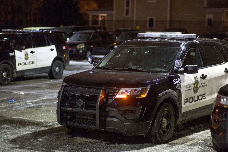 PUCAO TRUDNOJ ŽENI U DIREKTNO U GRUDI Amerčki policajac oslobođen optužbi za ubistvo