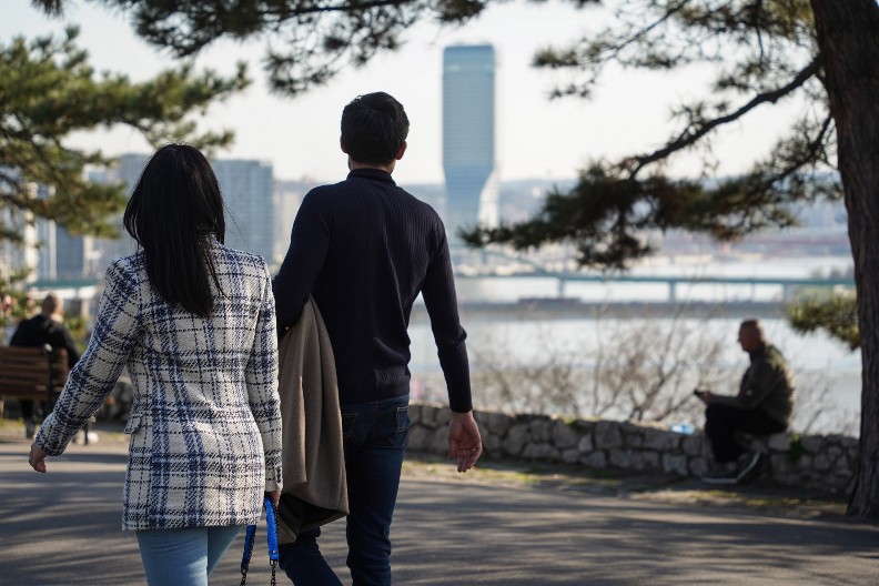 ''KO PLJUNE I ZGAZI NA TO, NEKA JE PROKLET DOVEKA'' Brutalna ispovest Srpkinje o snajama ZAPALILA REGION - komentari pršte sa svih strana!