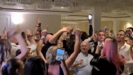 NAŠ PEVAČ ODBIO DA PEVA ZA 100.000 EVRA! Njegov kolega u šoku: "Koja budala, nekad je pevao za 50 maraka"