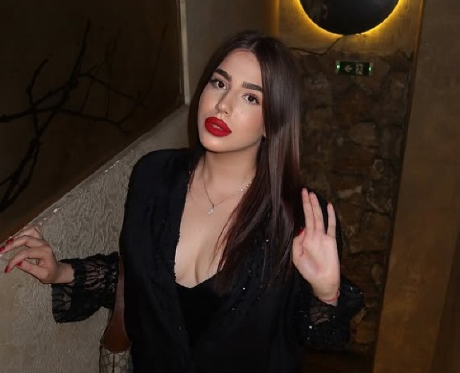 MUŠKARCIMA POMUTILA UM! Ćerka Zdravka Čolića provocira jači pol, pokazala gole butine na zadnjem sedištu (FOTO)