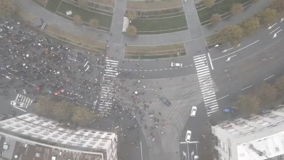 IZBROJANO TAČNO U GLAVU Evo koliko blokadera se skupilo ispred Palate pravde (VIDEO)