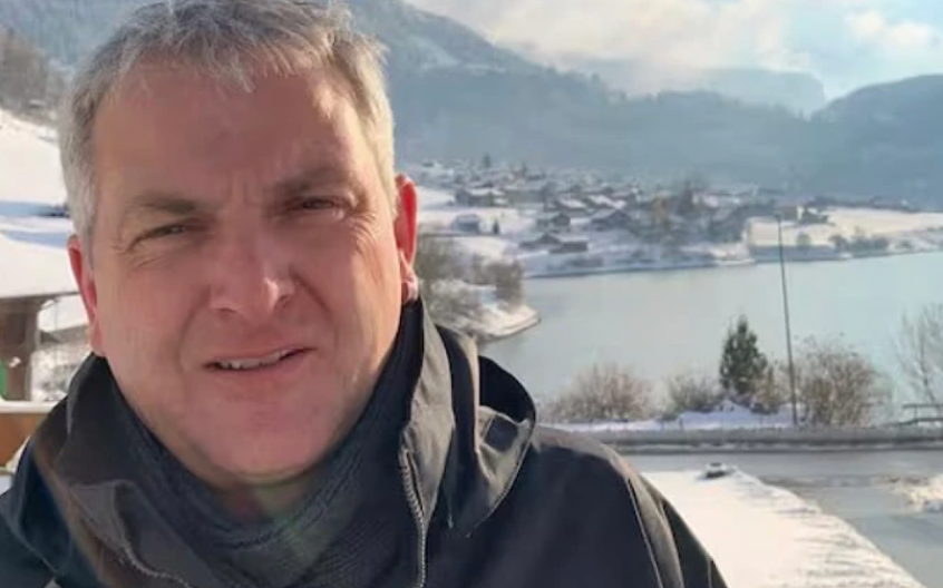 OTAC AUTOM SLETEO U LEDENO JEZERO SA ČERKICOM (5)! Komandir skočio za njima u vodu da ih spase