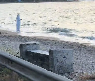 LJUDI, ŠTA JE OVO? Jezivo stvorenje u belom uteruje ljudima strah u kosti -  svako jutro je na obali mora, uvek na istom mestu