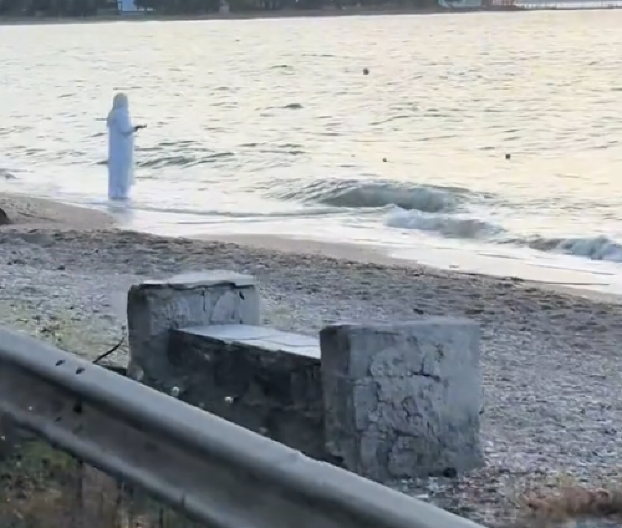 LJUDI, ŠTA JE OVO? Jezivo stvorenje u belom uteruje ljudima strah u kosti -  svako jutro je na obali mora, uvek na istom mestu