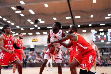 ZVEZDA SE MUČILA, PA ZGROMILA VIJENU Mekintajer vodio crveno-bele do pobede, debitovao Grejem