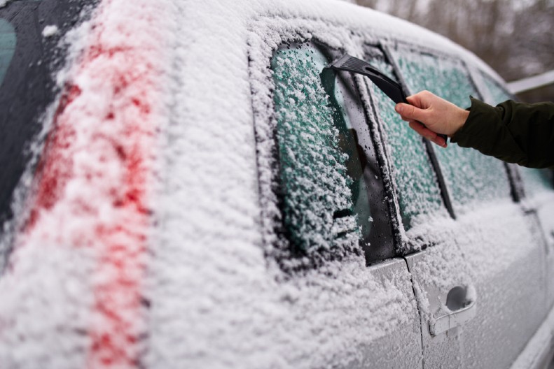 ZALEĐENA AUTOMOBILSKA STAKLA NE POKUŠAVAJTE DA ODMRZNETE NA OVAJ NAČIN Šteta može da bude veća od koristi