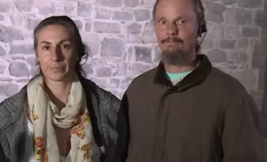 DRŽAVA ODUZELA DECU PORODICI KOJA ŽIVI U PRIRODI, VAN SISTEMA Devojčice odvedene, otac i majka tuguju