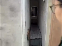 Nije horor, stvarno postoji – ovaj stan im samo 40 cm u širini, ali kirija je sasvim korektna (VIDEO)