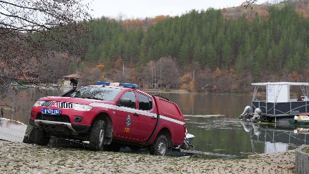 U TOKU JE POTRAGA Vatrogasci pretražuju jezero  u koje su kolima upali muškarac i žena (VIDEO)