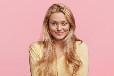 VIC DANA Zove plavuša JAT da pita koliko traje let između Beograda i New Yorka...