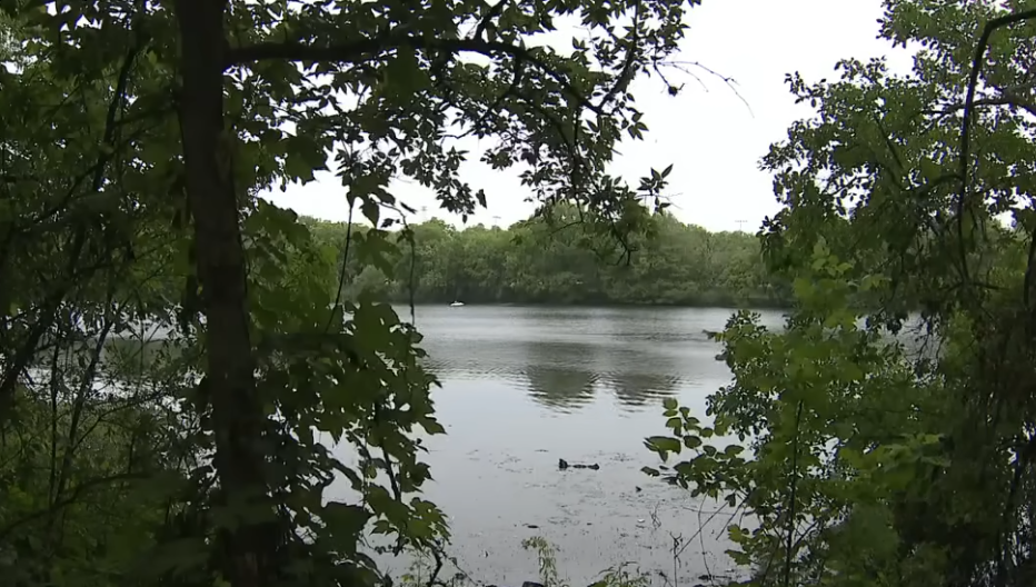 MISTERIJA AUTOMOBILA UPALOG U JEZERO Majka prijavila nestanak ćerke, ispituje se da li je bila u vozilu