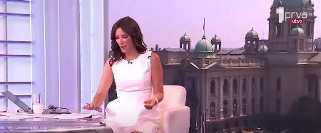 VODITELJKA ISPOZIRALA U MINIĆU Fotkala se u studiju za vreme reklama! (FOTO)