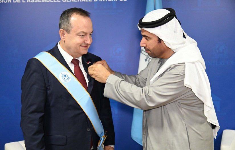 INTERPOL URUČIO MEDALJU MINISTRU POLICIJE  Odlikovanje je dato za istaknutu ulogu u oblasti bezbednosne saradnje u borbi protiv organizovanog i transnacionalnog kriminala