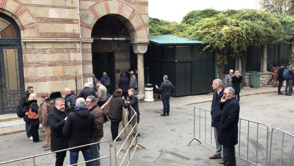 NA SAHRANI GLUMCA IZ "BOLJEG ŽIVOTA" NEMA KOLEGA Udovica prima saučešće na Novom groblju, pretužan prizor