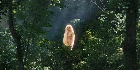 NAŠA GLUMICA POTPUNO GOLA! Stoji usred šume, osvanuli vreli kadrovi (FOTO)