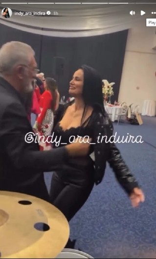 INDI UVIJA ISPRED STARIJEG MUŠKARCA! U čipki i kožnim helankama, bujne grudi u prvom planu, a njihov ples sve šokirao (VIDEO)