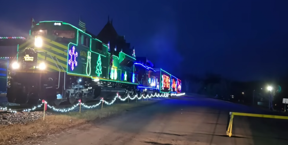 MAGIČNI BOŽIĆNI VOZ KOJI DECA OBOŽAVAJU Šarene lokomotive donose praznične radosti - vesela akcija traje već 25 godina