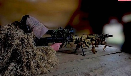 REDAK SNIMAK IZ UGLA RUSKIH SNAJPERISTA Tri Ukrajinca pokušala da uđu na položaj, nisu ni videli šta ih je snašlo (VIDEO)